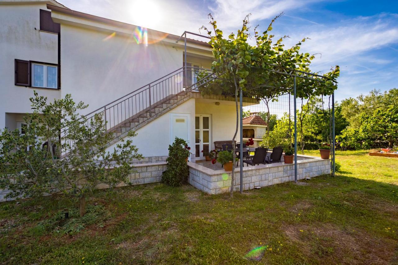 Apartments Sara Milohnici Exterior foto